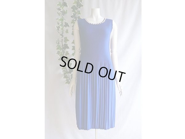 画像1: 【新品】8384【ML】上質 パール付 プリーツ ワンピース ダークブルー系 ノースリーブ 上品 高級感 40代 50代 60代 春 夏 秋