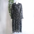画像1: 新品 9489 ML ボウタイリボン シフォン プリーツ ワンピース 春 夏 秋 花柄 レディース 黒系 共布リボン フリル袖 美しい透け感 上質 上品 (1)