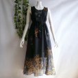 画像1: 新品 9536 ML 大きな花柄 シフォン ワンピース 春 夏 黒系 タッセルリボン レディース ノースリーブ マキシ 美しい透け感 (1)