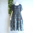 画像1: 新品 9586 ML ひんやり レーヨン100％ ワンピース 春 夏 くすみ紺系 アラベスク風柄 シャーリング レディース 半袖 インド製 (1)