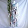 画像1: 新品 9612 ML ワンピース 春 夏 秋 シフォン ペイズリー柄 レディース 白系 ノースリーブ マキシ タッセルリボン 美しい透け感 上質 (1)