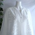 画像1: 新品 9659 L 立体花モチーフ 刺繍 綿100％ シャツ チュニック 白 スキッパー襟 Aライン レディース 高級感 上質 上品 (1)