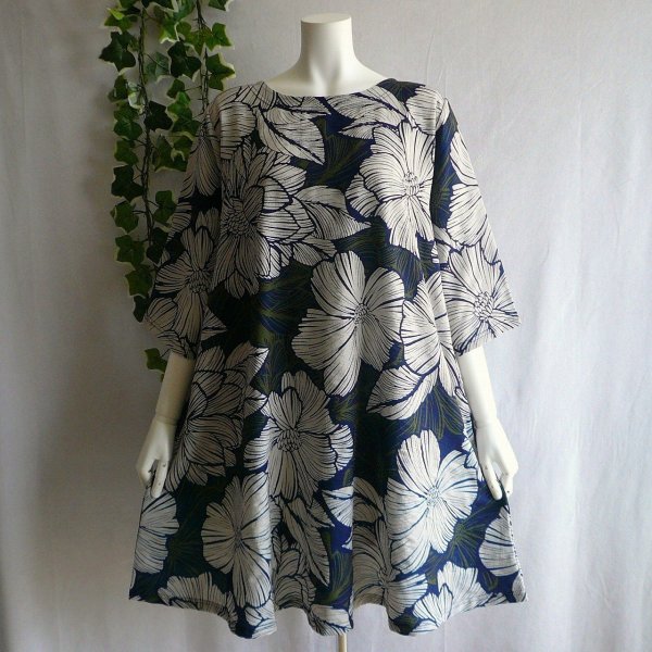 画像1: 新品 9678 ML 大きな花柄 シャツ チュニック 春 夏 秋 紺系 レディース 抑揚生地 Aライン フレア 高級感 上質 上品 50代 60代 70代