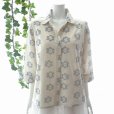 画像1: 新品 9733 L フロッキー 花模様 オーバー ブラウス アイボリー系 春 夏 秋 レディース 綿100％ コットン シャツ 上品 50代 60代 70代 (1)