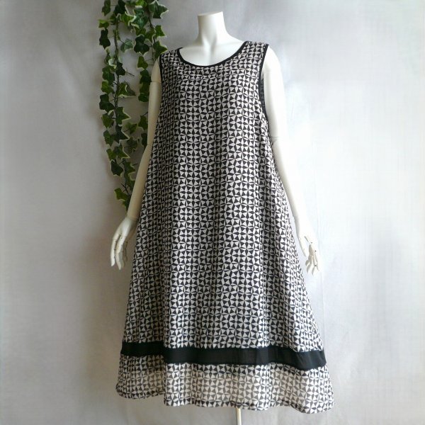 画像1: 新品 9774 L モード幾何学柄 シフォン ワンピース 黒ベージュ系 夏 レディース 切替 裾ライン Aライン フレア 上品 50代 60代 70代