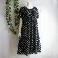 画像1: 新品 9770 ML ひんやり レーヨン100％ ワンピース 夏 黒系 シャーリング レディース 変形ドット柄 インド製 50代 60代 70代 (1)