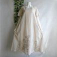 画像1: 新品 9816 L 大きな裾花刺繍 シャツ ワンピース ライトベージュ系 夏 レディース インド製 綿100％ Aライン フレア 上品 50代 60代 70代 (1)