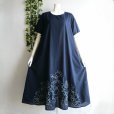 画像1: 新品 9814 L 大きな裾花刺繍 シャツ ワンピース 紺系 夏 レディース インド製 綿100％ Aライン フレア 上品 50代 60代 70代 (1)