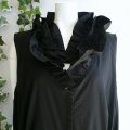 新品 9894 ML 華やか 多重フリルネック ロング ジレ 黒系 秋 冬 レディース フレアスタイル ベスト 上品 50代 60代 70代