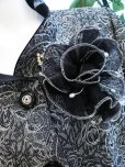 画像2: 【新品】5230【11号】上質 ジャガード織 スーツ 黒系 コサージュ付き ジャケット×スカート シャンタン 大人の高級スタイル (2)