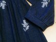 画像3: 【新品】5637【L】上質 花刺繍 綿100％ シャツワンピース 紺系 くるみボタン ダンガリー 大人のナチュラルスタイル