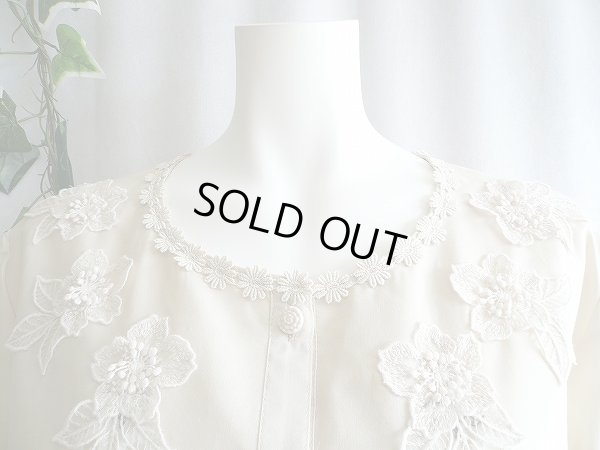 画像2: 【新品】8279【13AR】日本製 上質 高級 カットワーク刺繍 立体花レース シャツ ブラウス ベージュ 五分袖 40代 50代 60代 春 夏 秋