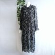 画像2: 新品 9489 ML ボウタイリボン シフォン プリーツ ワンピース 春 夏 秋 花柄 レディース 黒系 共布リボン フリル袖 美しい透け感 上質 上品 (2)