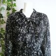画像5: 新品 9489 ML ボウタイリボン シフォン プリーツ ワンピース 春 夏 秋 花柄 レディース 黒系 共布リボン フリル袖 美しい透け感 上質 上品