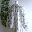 画像8: 新品 9530 L リボンタイ ぼかし花柄 ブラウス 春 夏 レディース 黒白系 ふんわり袖 上品 ２WAY