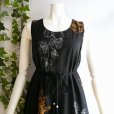 画像4: 新品 9536 ML 大きな花柄 シフォン ワンピース 春 夏 黒系 タッセルリボン レディース ノースリーブ マキシ 美しい透け感