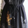 画像2: 新品 9536 ML 大きな花柄 シフォン ワンピース 春 夏 黒系 タッセルリボン レディース ノースリーブ マキシ 美しい透け感 (2)