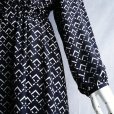 画像4: 新品 9565 M タック襟 モード 幾何学柄 フレア ワンピース 春 夏 秋 黒系 ロング ドレープ 共布リボン レディース 高級 上質 上品