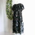 画像2: 新品 9652 ML ひんやり レーヨン100％ ワンピース 春 夏 黒系 大きな 和風 花柄 シャーリング レディース 半袖 インド製 (2)