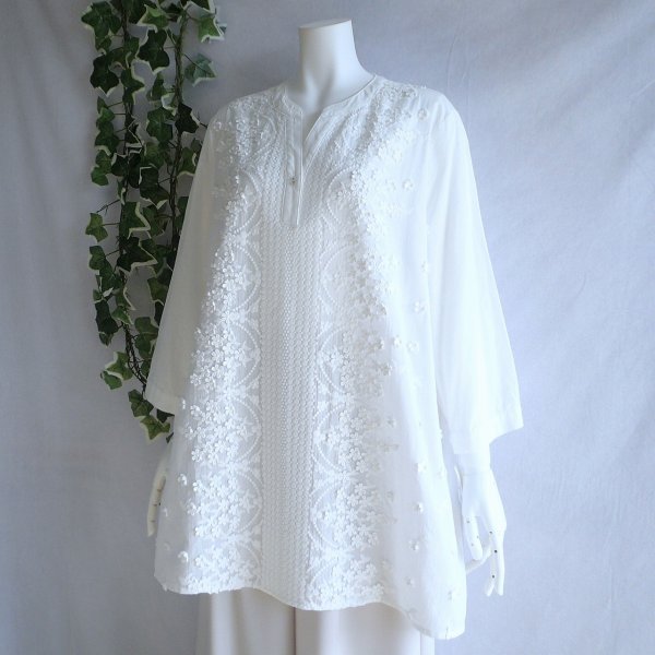 画像2: 新品 9659 L 立体花モチーフ 刺繍 綿100％ シャツ チュニック 白 スキッパー襟 Aライン レディース 高級感 上質 上品