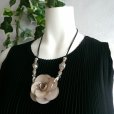 画像4: 新品 9764 ML 立体薔薇風モチーフ ペンダント ネックレス ライトブラウン系 レディース アクセサリー ガラスビーズ レザー 50代 60代 70代