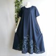 画像3: 新品 9814 L 大きな裾花刺繍 シャツ ワンピース 紺系 夏 レディース インド製 綿100％ Aライン フレア 上品 50代 60代 70代