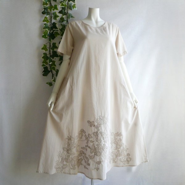 画像2: 新品 9816 L 大きな裾花刺繍 シャツ ワンピース ライトベージュ系 夏 レディース インド製 綿100％ Aライン フレア 上品 50代 60代 70代