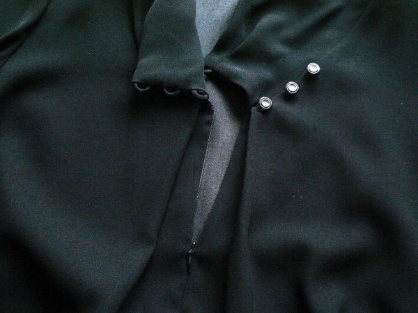 画像7: 新品 9913 M ブラックフォーマル ワンピース 黒 レディース クロスカラー 斜めボタン フレアスタイル 冠婚葬祭 高級 上質 50代 60代 70代