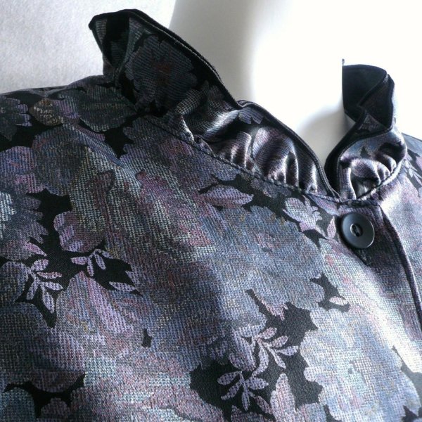 画像12: 新品 9916 L 二重フリル襟 京都染 日本素材 ブラウス ジャケット 黒系玉虫色 レディース 和風 花柄 中国縫製 高級感 上質 50代 60代 70代