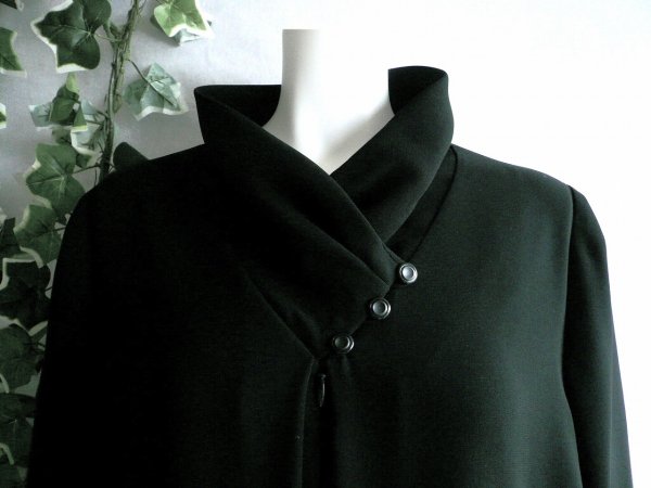 画像2: 新品 9917 LL ブラックフォーマル ワンピース 黒 レディース クロスカラー 斜めボタン フレアスタイル 冠婚葬祭 高級 上質 50代 60代 70代