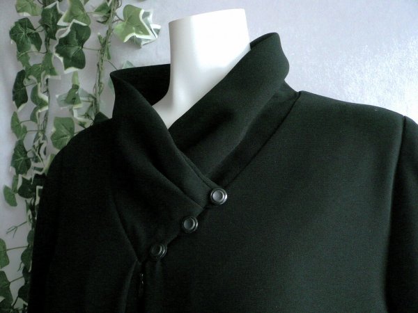 画像4: 新品 9917 LL ブラックフォーマル ワンピース 黒 レディース クロスカラー 斜めボタン フレアスタイル 冠婚葬祭 高級 上質 50代 60代 70代