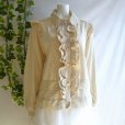 画像3: 新品 9925 ML クロシェ 刺繍 フリル コーデュロイ風 ブラウス ジャケット ベージュ系 レディース パール調ボタン 華やか 50代 60代 70代 (3)
