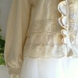 画像8: 新品 9925 ML クロシェ 刺繍 フリル コーデュロイ風 ブラウス ジャケット ベージュ系 レディース パール調ボタン 華やか 50代 60代 70代 (8)