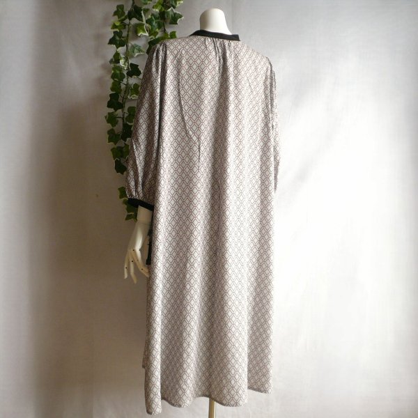 画像2: 新品 9961 ML 幾何学柄 ピンタック ワンピース ベージュ系 秋 レディース モード クラシック 高級感 上質 上品 50代 60代 70代