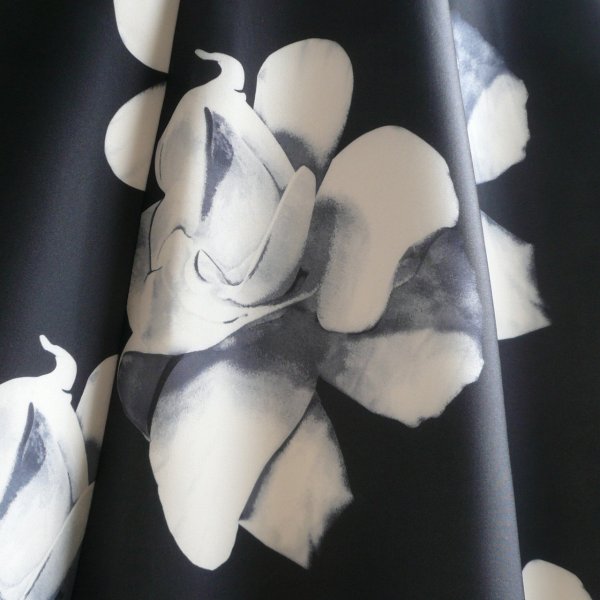 画像4: 新品 9974 ML 大きな薔薇柄 ボンディング スカート 黒系 春 秋 冬 レディース フレア 裾切りっぱなし 華やか