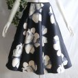 画像3: 新品 9974 ML 大きな薔薇柄 ボンディング スカート 黒系 春 秋 冬 レディース フレア 裾切りっぱなし 華やか (3)