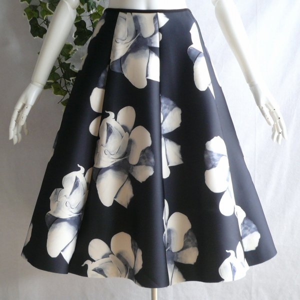 画像3: 新品 9974 ML 大きな薔薇柄 ボンディング スカート 黒系 春 秋 冬 レディース フレア 裾切りっぱなし 華やか