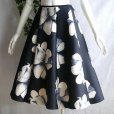 画像2: 新品 9974 ML 大きな薔薇柄 ボンディング スカート 黒系 春 秋 冬 レディース フレア 裾切りっぱなし 華やか (2)