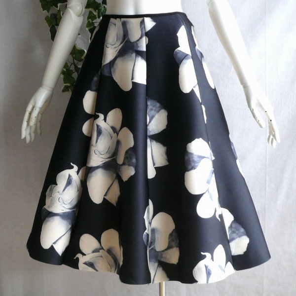 画像2: 新品 9974 ML 大きな薔薇柄 ボンディング スカート 黒系 春 秋 冬 レディース フレア 裾切りっぱなし 華やか