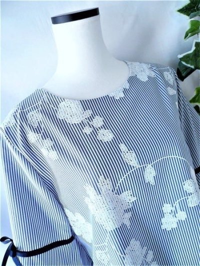 画像1: 【新品】3626【L】上質 花模様フロッキー シャツプルオーバー 紺×白 ストライプ柄 フレア袖