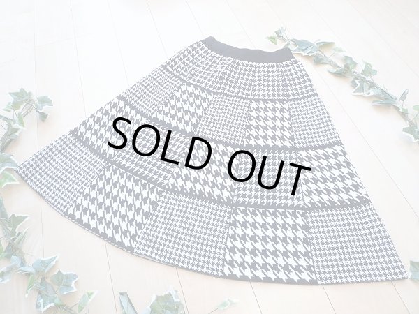 画像1: 【新品】8692【ML】上質 千鳥格子柄 ニット スカート オフ白系 フレア 暖か 上品 エレガント クラシカル 40代 50代 60代 秋 冬 (1)