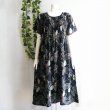 画像1: 新品 9652 ML ひんやり レーヨン100％ ワンピース 春 夏 黒系 大きな 和風 花柄 シャーリング レディース 半袖 インド製 (1)