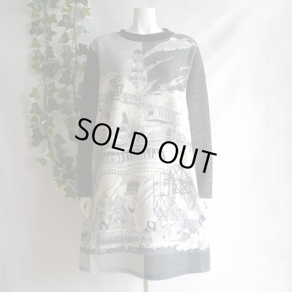 画像1: 新品 9952 ML ヨーロッパ絵画風絵柄 ニット チュニック ワンピース 黒系 秋 冬 ロールネック レディース 異素材切替 50代 60代 70代 (1)