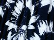 画像10: 【新品】7102【L】上質 プリーツ ワンピース 紺×白系 大きな花柄 高級 上品 春 夏 (10)
