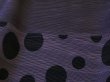 画像10: 【新品】7838【LL】上質 横プリーツ ワンピース 紫グレー系 長袖 配色切替調 クラシカル ドット模様 高級 (10)