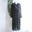 画像3: 新品 9489 ML ボウタイリボン シフォン プリーツ ワンピース 春 夏 秋 花柄 レディース 黒系 共布リボン フリル袖 美しい透け感 上質 上品 (3)