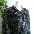 画像4: 新品 9489 ML ボウタイリボン シフォン プリーツ ワンピース 春 夏 秋 花柄 レディース 黒系 共布リボン フリル袖 美しい透け感 上質 上品 (4)