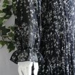 画像12: 新品 9489 ML ボウタイリボン シフォン プリーツ ワンピース 春 夏 秋 花柄 レディース 黒系 共布リボン フリル袖 美しい透け感 上質 上品 (12)