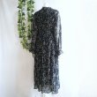 画像10: 新品 9489 ML ボウタイリボン シフォン プリーツ ワンピース 春 夏 秋 花柄 レディース 黒系 共布リボン フリル袖 美しい透け感 上質 上品 (10)