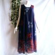 画像11: 新品 9524 ML 大きな花柄 シフォン ワンピース 春 夏 紺系 タッセルリボン レディース ノースリーブ マキシ 美しい透け感 上質 (11)